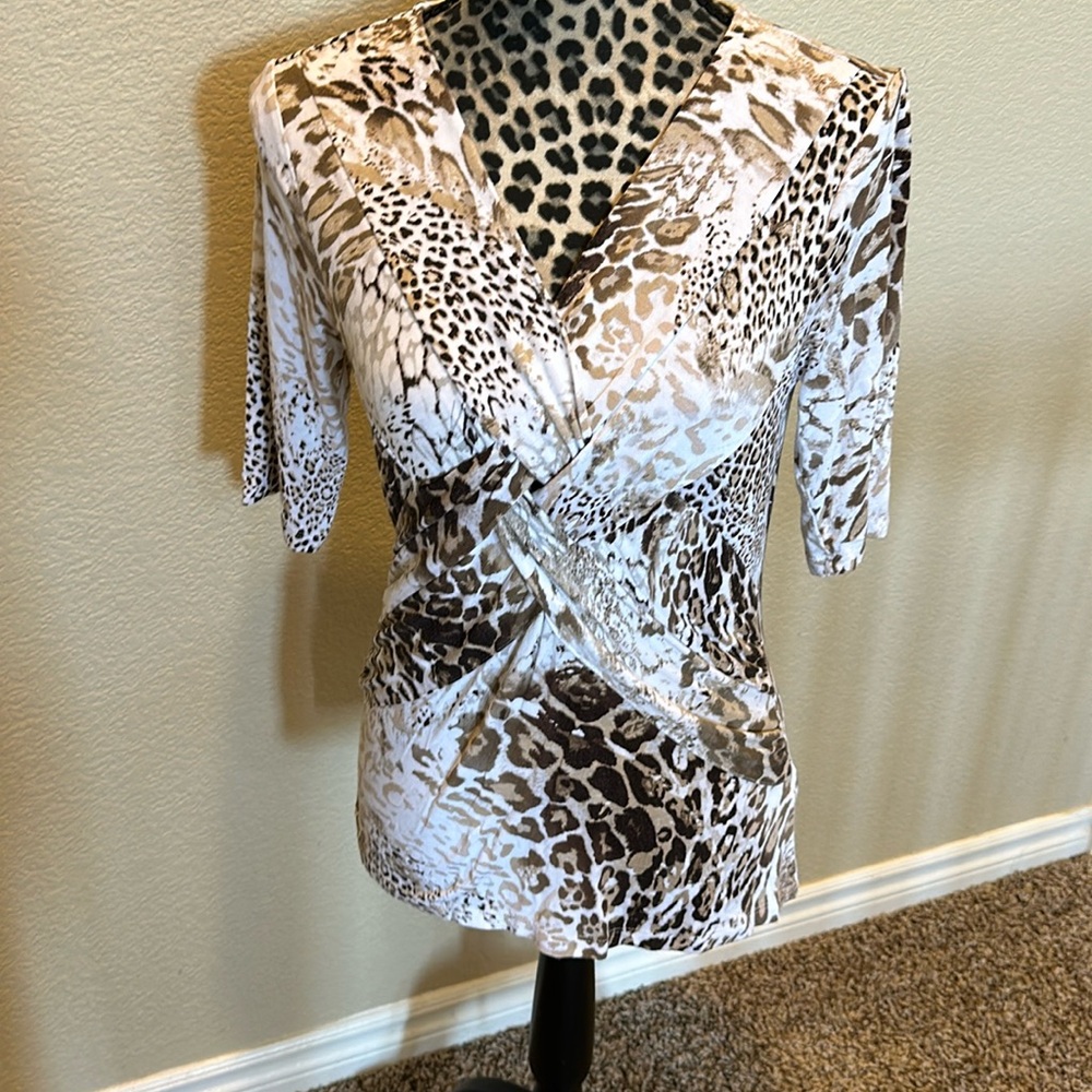 Cable & Gauge leopard short sleeve shirt, super soft, t shirt material, size M